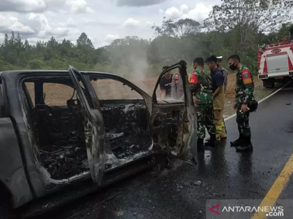  Mobil petugas kehutanan Putussibau Utara terbakar di sekitar lokasi aktivitas ilegal logging di Kecamatan Putussibau Utara wilayah Kapuas Hulu Kalimantan Barat, Sabtu (13/2/2021). ANTARA/Timotius/am.