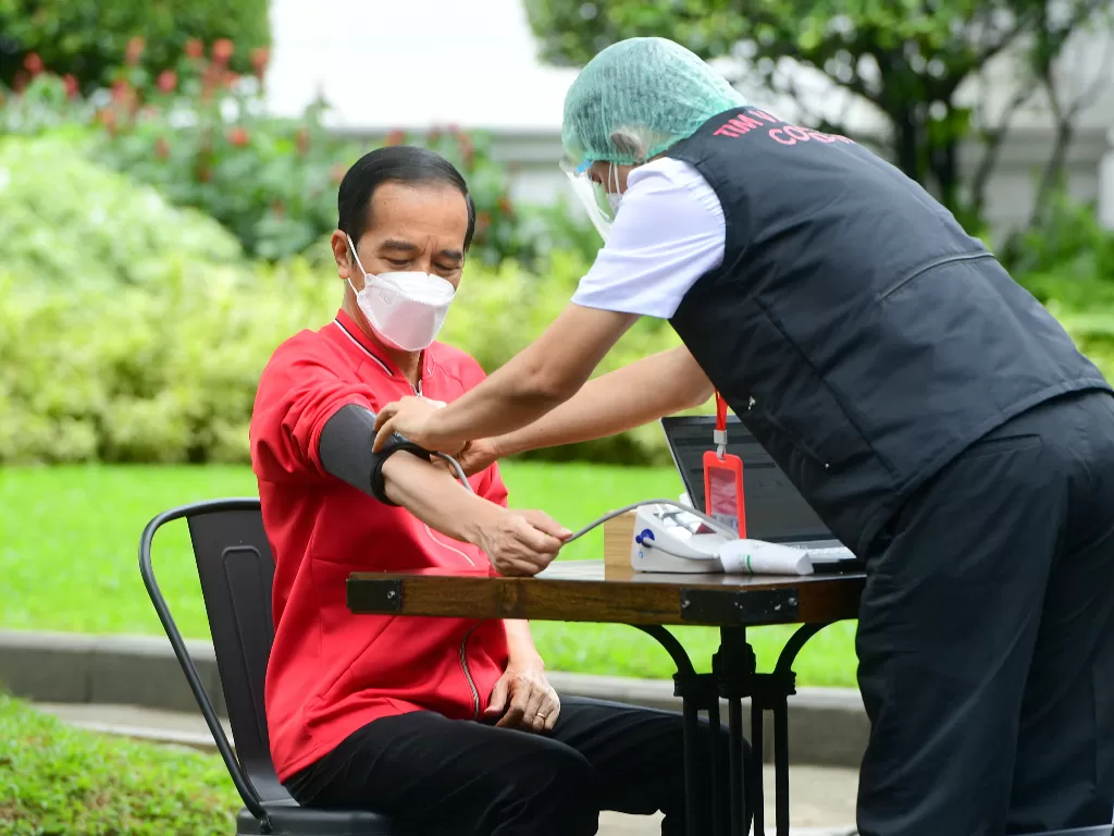 Presiden Jokowi saat menerima vaksin Covid-19 untuk kedua kalinya. (photo/Presidential Palace/Muchlis Jr/Handout via REUTERS)