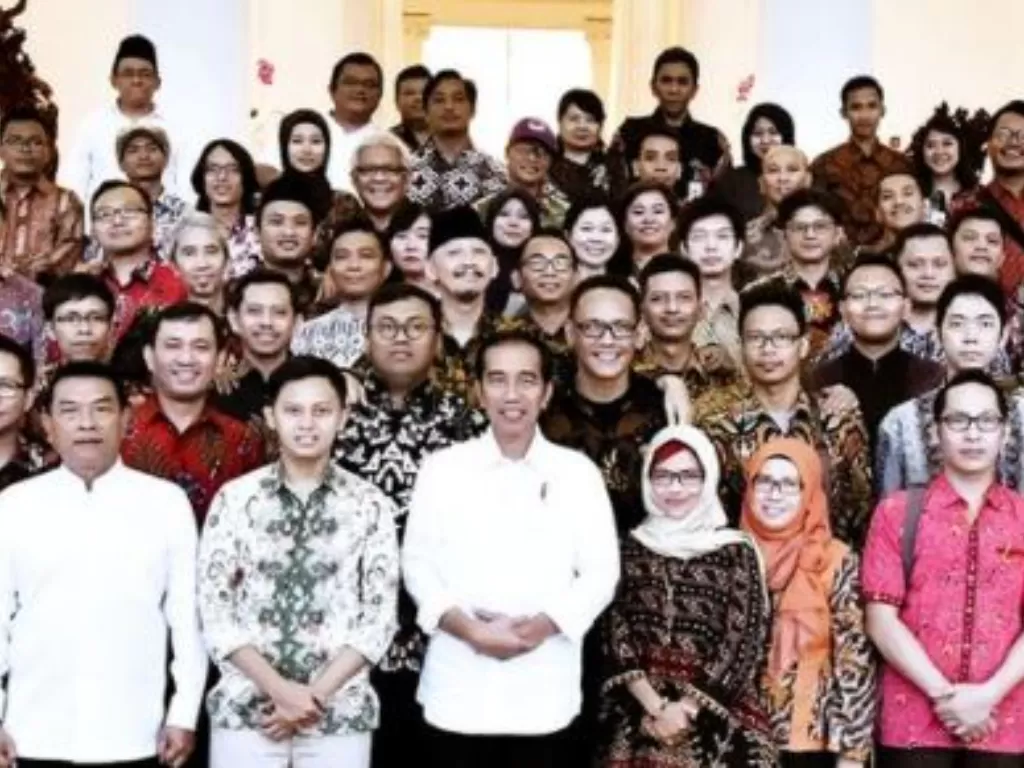 Foto viral Presiden Jokowi bersama sekelompok orang yang diduga buzzer (Twitter)