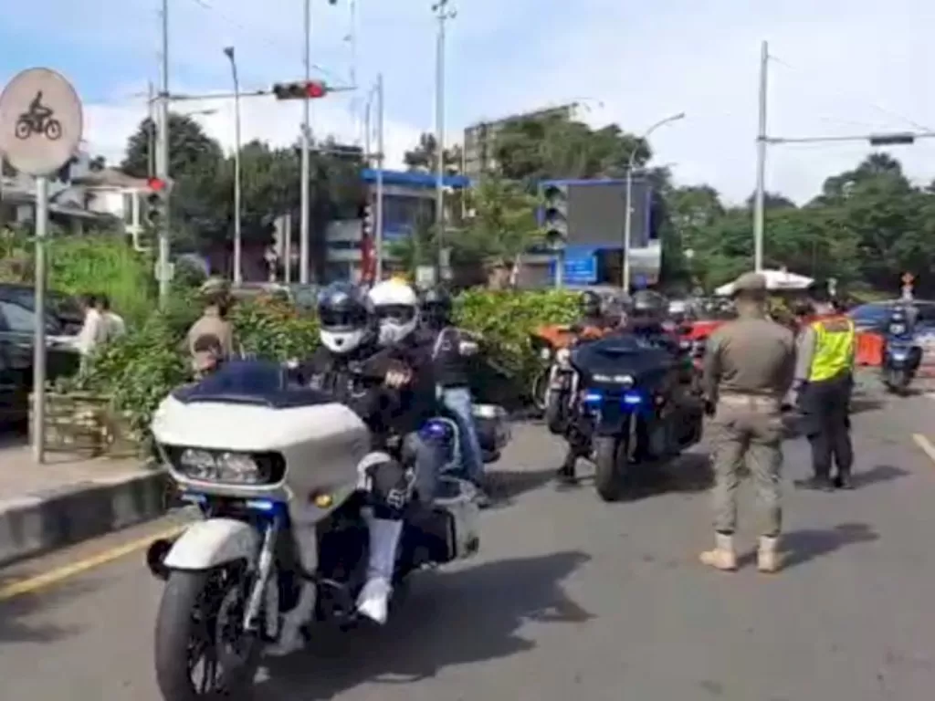 Konvoi moge lolos pemeriksaan ganjil-genap di Bogor. (ANTARA/M Fikri Setiawan)