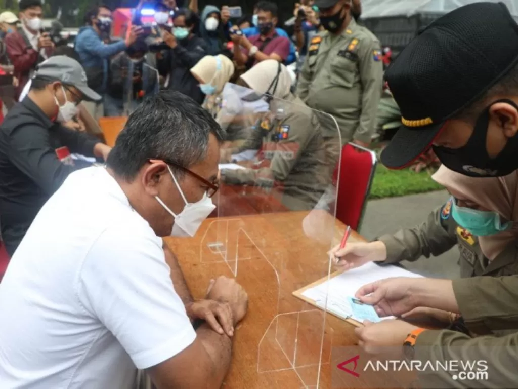 Ketiga pengendara moge Harley Davidson yang melanggar aturan ganji-genap di Kota Bogor pada proses pemberikan sanksi administratif di Komplek Balai Kota Bogor, Sabtu (13/2/2021). (ANTARA/HO/Polresta Bogor)
