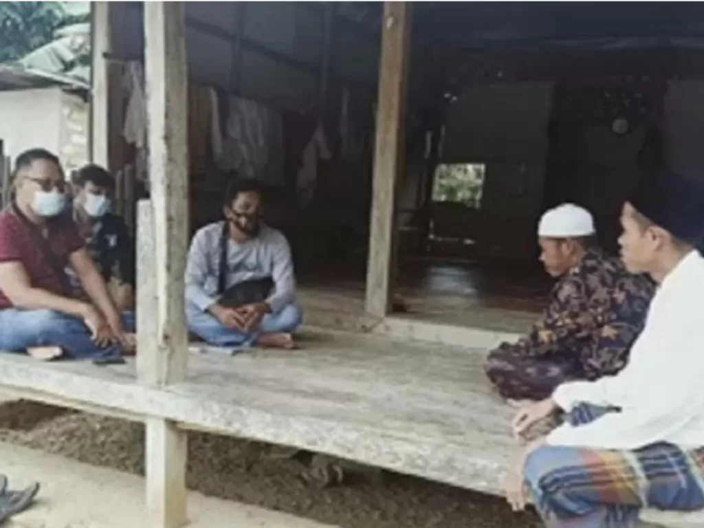 Aparat Polsek Banyuates Sampang, Madura, Jawa Timur saat mendatangi kediaman penyebar kabar bohong 