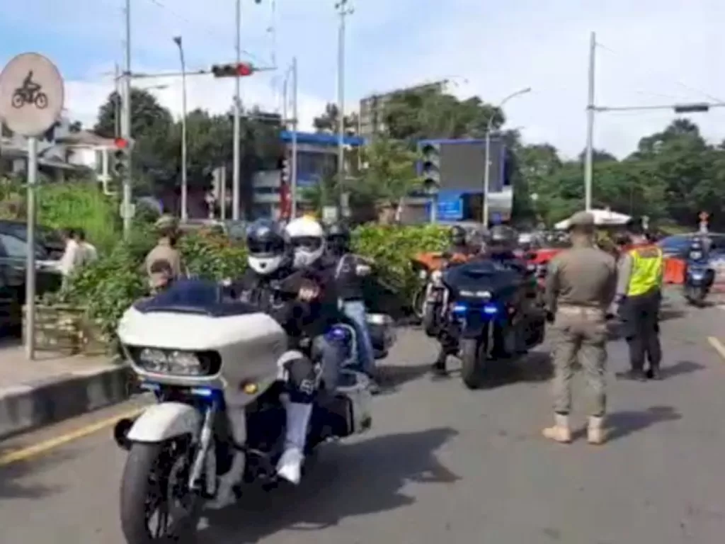 Konvoi moge lolos pemeriksaan ganjil-genap di Bogor. (ANTARA/M Fikri Setiawan)