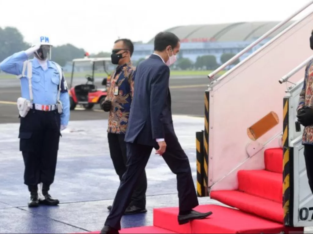 Presiden saat menaiki tangga pesawat kepresidenan Indonesia-1 di Halim Perdanakusuma Jakarta, Minggu (1422021), untuk berangkat ke Jawa Timur meresmikan Bendungan Tukul yang terletak di Desa Tukul, Kabupaten Pacitan, Jatim. (ANTARA/HO-Biro Pers Setpres)