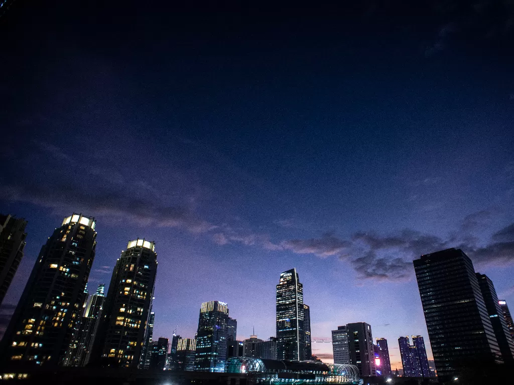 Suasana kota Jakarta di malam hari. (photo/ANTARA FOTO/Aprillio Akbar)