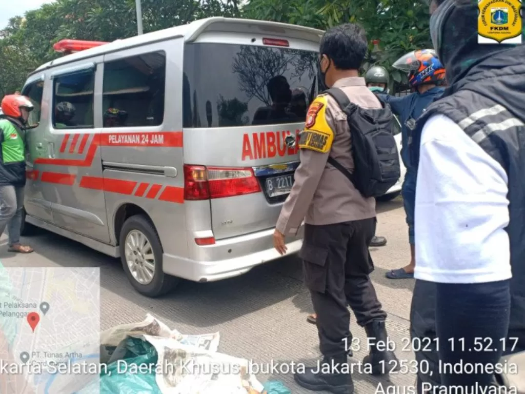 Polisi dibantu warga mengevakuasi jenazah seorang pejalan kaki yang tewas usai kecelakaan saat menyeberang di Jalan Raya Lenteng Agung, Koa Jakarta Selatan, Sabtu (13/2/2021). (ANTARA/HO/Unit Lakalantas Polrestro Jaksel)