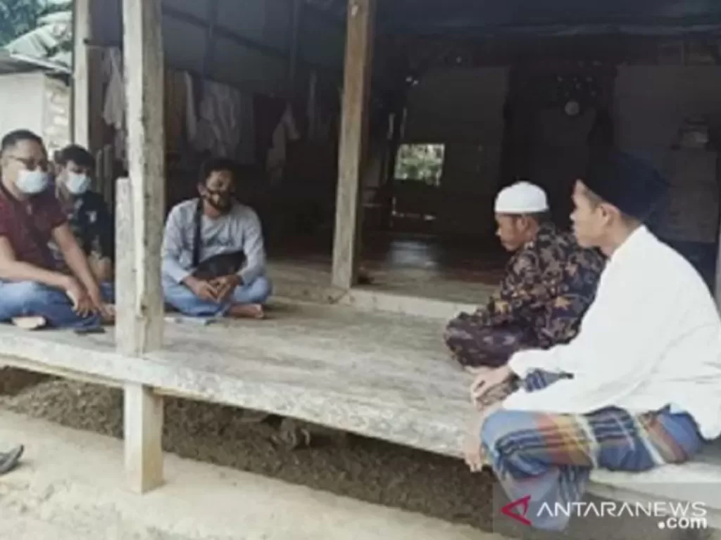 Aparat Polsek Banyuates Sampang, Madura, Jawa Timur saat mendatangi kediaman penyebar kabar bohong 