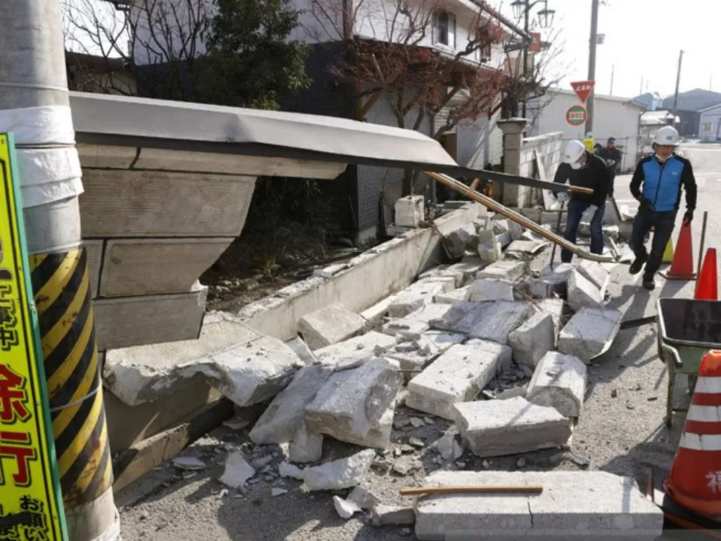 Dinding yang runtuh akibat gempa bumi yang kuat digambarkan di Kunimi, Prefektur Fukushima, Jepang, Minggu, (14/2/2021). (REUTERS/Kyodo)