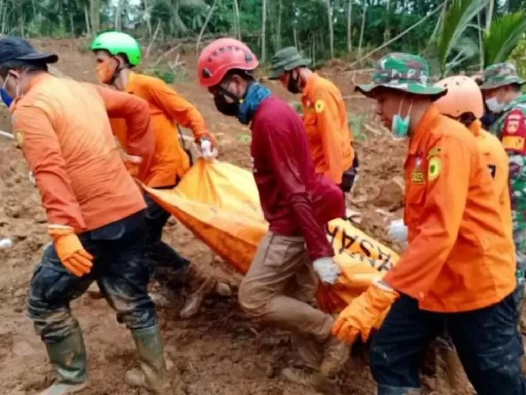 Tim SAR gabungan mengevakuasi korban ketiga tanah longsor di Desa Kalijering, Kecamatan Padureso, Kabupaten Kebumen, atas nama Jemarun (48). ANTARA/HO - Basarnas.