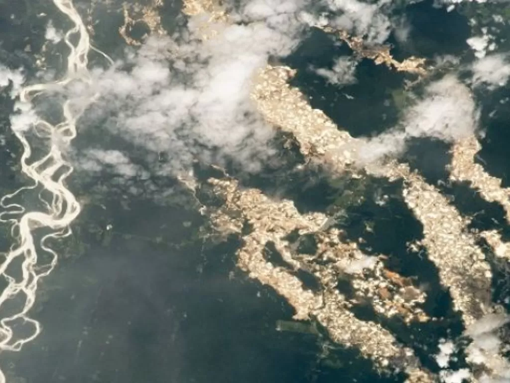 Tampilan Sungai Amazon dengan 'aliran emas'. (photo//Dok. NASA via ISS)