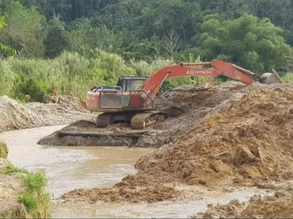 Kepolisian Daerah Kalimantan Barat, menyita dua unit alat berat di dua lokasi aktivitas pertambangan emas tanpa izin (Peti) serta mengamankan lima orang pekerja di kawasan Kabupaten Bengkayang. (Istimewa)