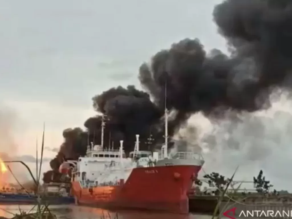 Kapal tongkang Oil Bas GPE (gemilang perkasa energi) milik PT. Barokah Perkasa Samarinda terbakar dan meledak di perairan Sungai Mahakam Samarinda (Antara)