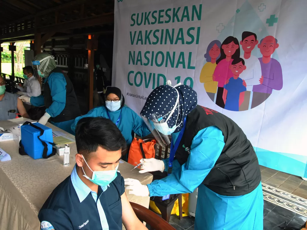 Petugas medis menyuntikan vaksin Covid-19 kepada tenaga kesehatan saat vaksinasi massal di Bogor Senior Hospital, Tajur, Kota Bogor, Jawa Barat, Kamis (11/2/2021). (ANTARA FOTO/Arif Firmansyah)