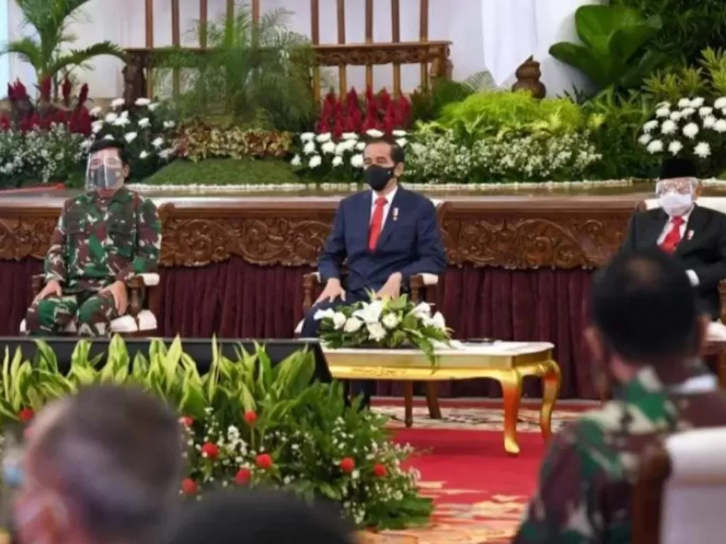 Presiden hadir memberikan pengarahan kepada peserta Rapat Pimpinan TNI dan Polri Tahun 2021 yang berlangsung di Istana Negara, Jakarta, Senin (15/2/2021). (Biro Pers Sekretariat Presiden)