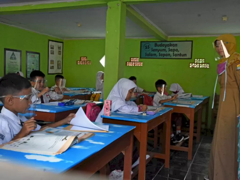 Sejumlah murid SD Negeri Curug mengikuti kegiatan belajar mengajar tatap muka di Serang, Banten. (ANTARA/Fathulrahman)