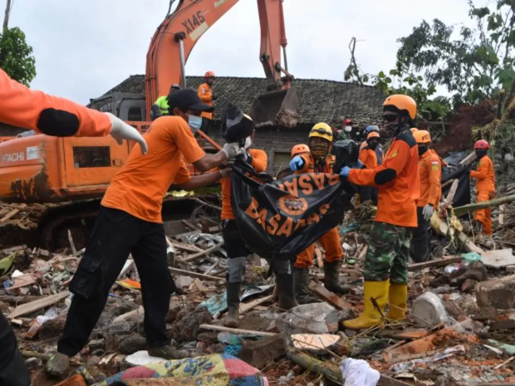 Tim SAR mengevakuasi jenazah korban tanah longsor di Ngetos, Nganjuk, Jawa Timur, Senin (15/2/2021) (Foto: Antara)