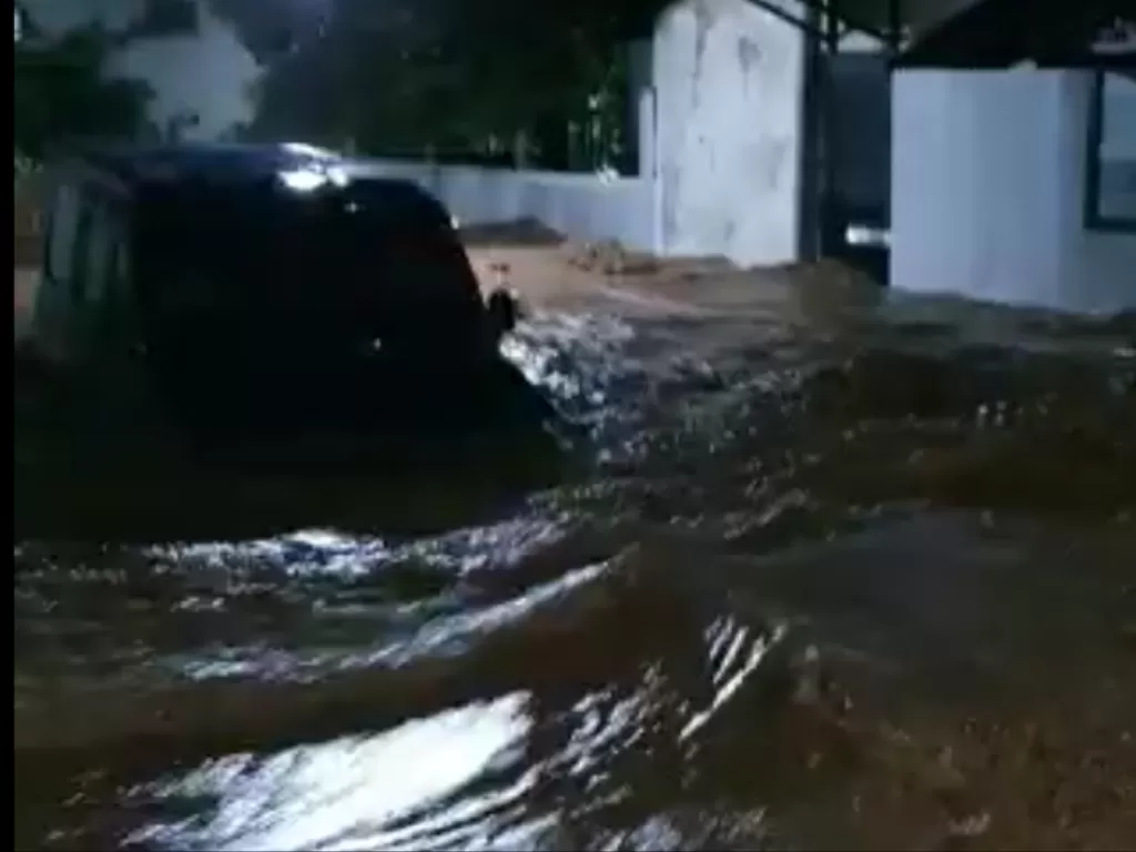  Banjir di Kabupaten Nganjuk, Minggu (14/2/2021) malam. (Foto: ANTARA Jatim/ istimewa)