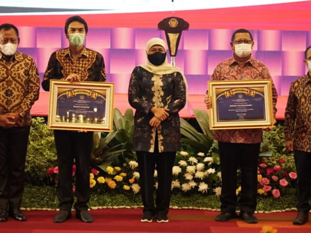 Bupati Madiun Ahmad Dawami (dua kiri) menerima penghargaan dari Dirjen Perbendaharaan Negara Kemenkeu karena berhasil menyalurkan Dana Desa Tercepat Nasional Tahap 1 tahun 2021. (Dok. Diskominfo Kabupaten Madiun)