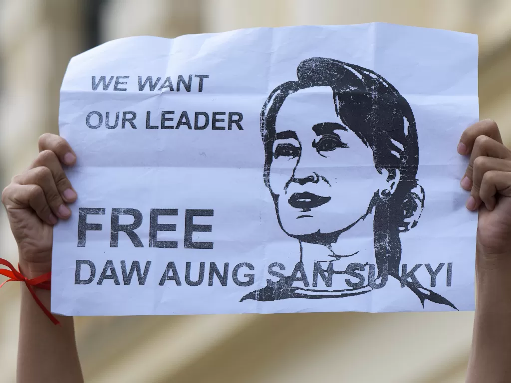 Masyarakat Myanmar tuntut pemimpin Myanmar, Aung San Suu Kyi dibebaskan. (photo/REUTERS/Stringer)