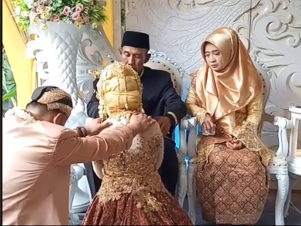 Sepasang pengantin melakukan prosesi sungkeman viral (Tiktok)