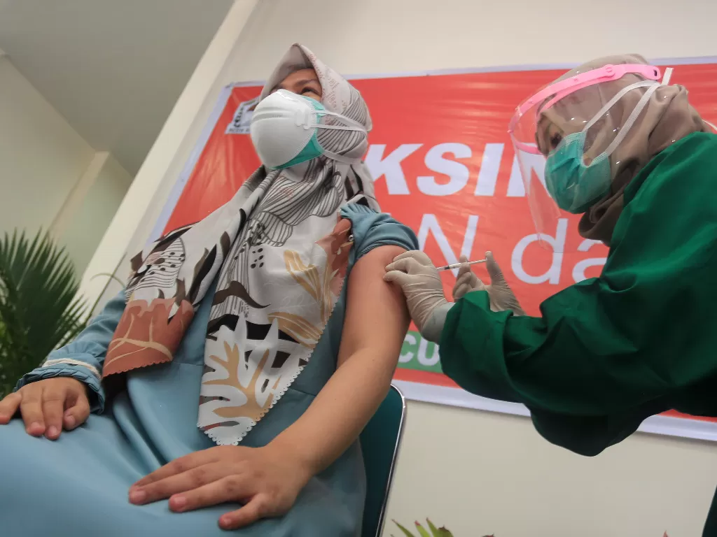 Vaksinasi Tenaga Kesehatan di Aceh. (photo/ANTARA FOTO/Syifa Yulinnas)