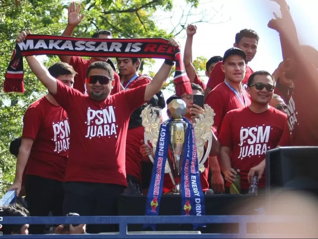 Parade para pemain PSM Makassar bersama trofi juara usai menuntaskan dahaga 19 tahun tidak pernah juara. (Instagram/@psm_makassar)
