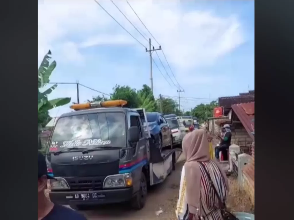 Viral satu kampung borong mobil usai tanah dibeli Pertamina (Tiktok)
