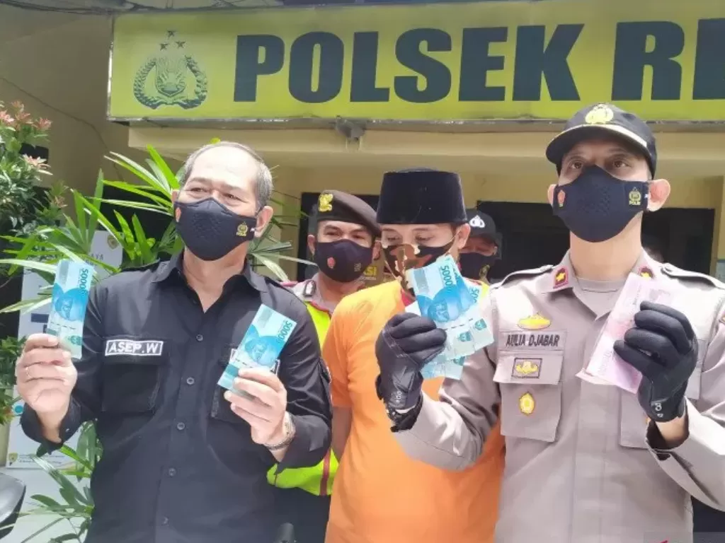 Polisi menunjukkan sejumlah lembaran uang palsu di Polsek Regol, Kota Bandung, Jawa Barat, Selasa (16/2/2021). (ANTARA)