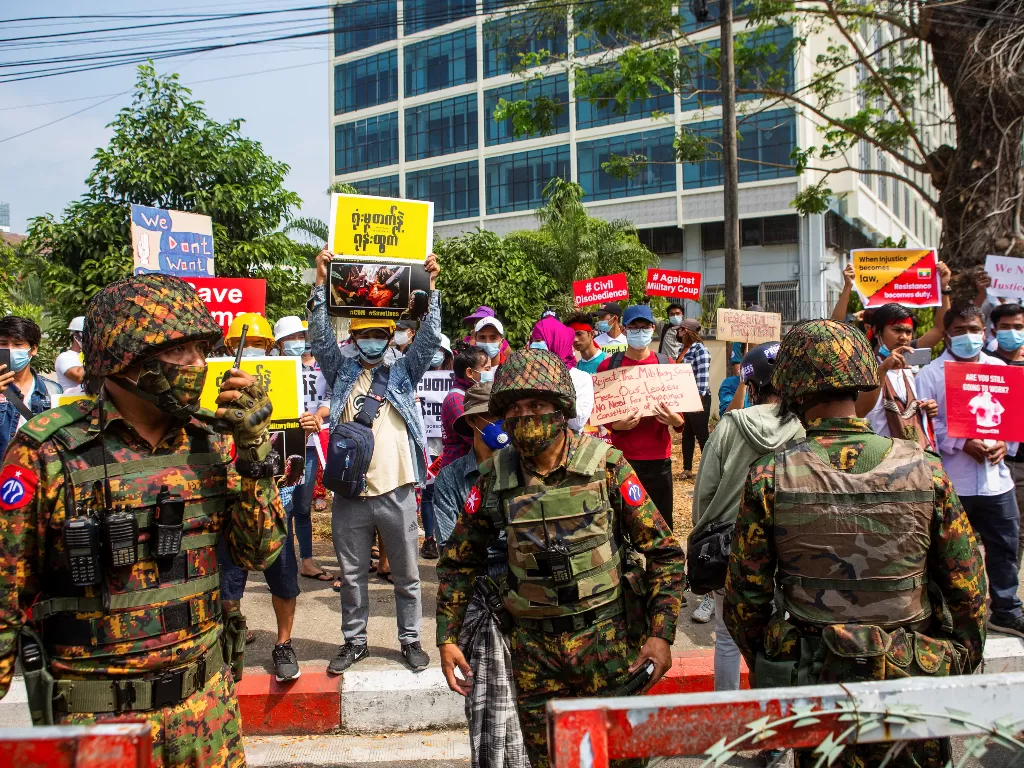 Tentara berdiri di luar Bank Sentral Myanmar selama protes terhadap kudeta militer, di Yangon, Myanmar, 15 Februari 2021. (photo/REUTERS / Stringer)