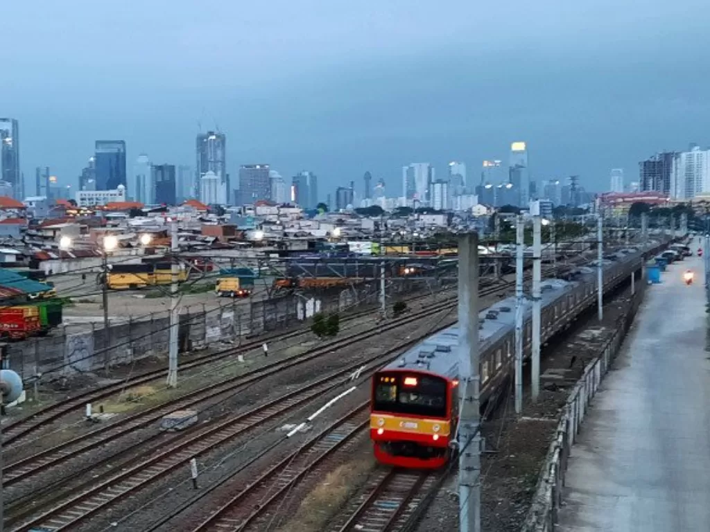 Kereta listrik Jabodetabek melintas di dekat Stasiun Tanah Abang, Jakarta Pusat, Sabtu (14/11/2020). (ANTARA/Laily Rahmawaty)