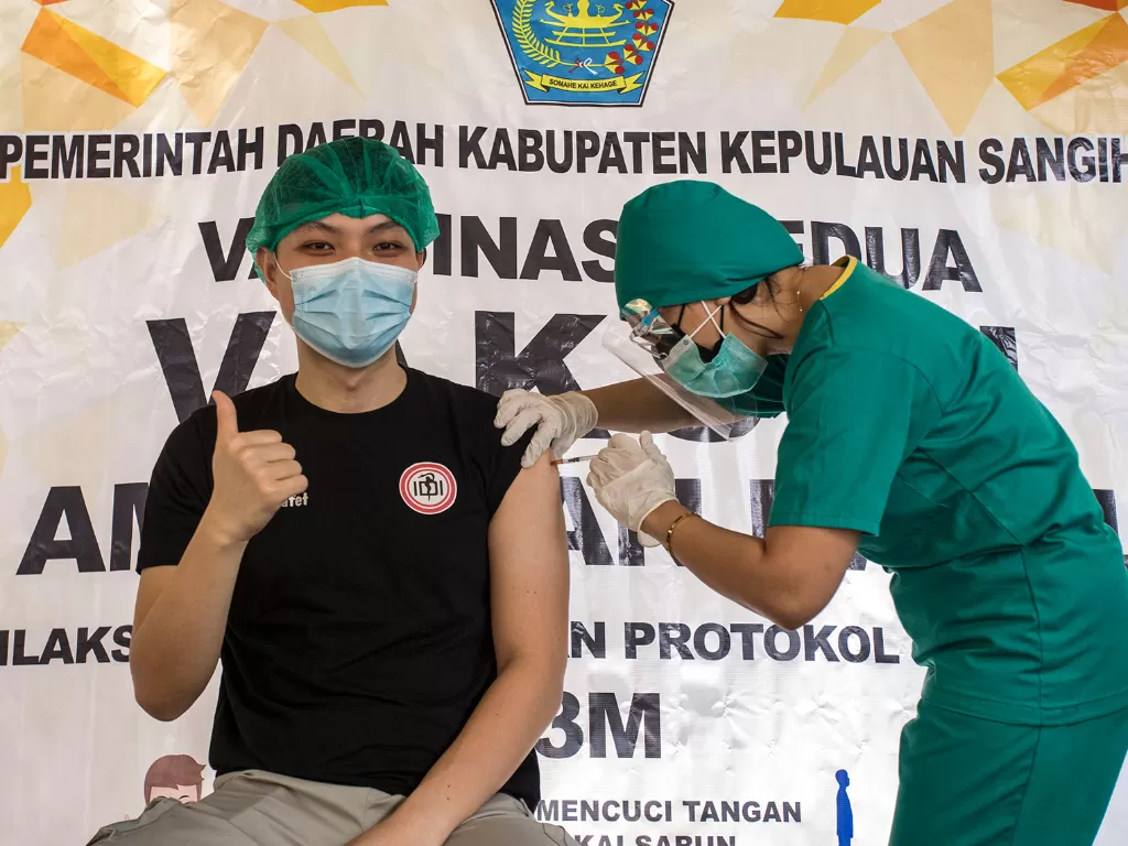 Seorang petugas memberikan suntikan vaksin Covid-19 Sinovac kepada tenaga kesehatan di Rumah Sakit Liun Kendage Tahuna, Sulawesi Utara, Senin (15/2/2021). (ANTARA FOTO/Stenly Pontolawokang)