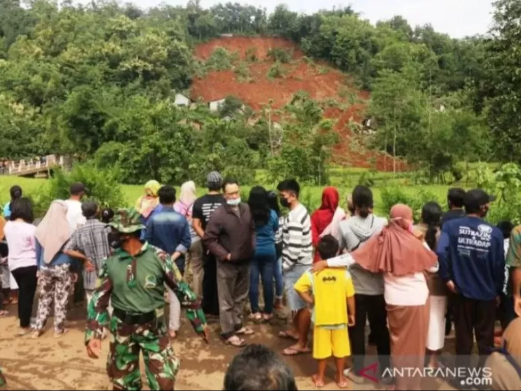 Kerabat dan keluarga korban menunggu proses evakuasi di sekitar lokasi longsor Dusun Selopuro, Desa Ngetos, Kecamatan Ngetos, Nganjuk, Senin (15/02/2021). (ANTARA Jatim/Prasetia Fauzani)