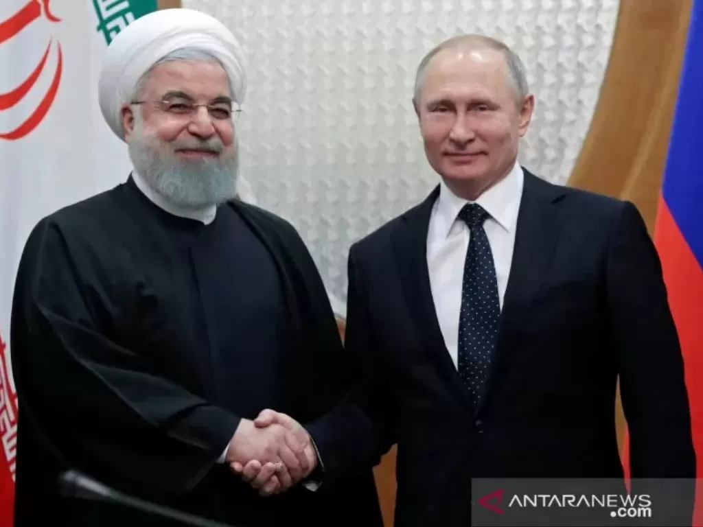 Presiden Iran Hassan Rouhani berjabat tangan dengan Presiden Rusia Vladimir Putin saat keduanya bertemu di resor Laut Hitam Sochi, Rusia, Kamis (14/2/2019). (photo/REUTERS-POOL/Sergei Chirikov)