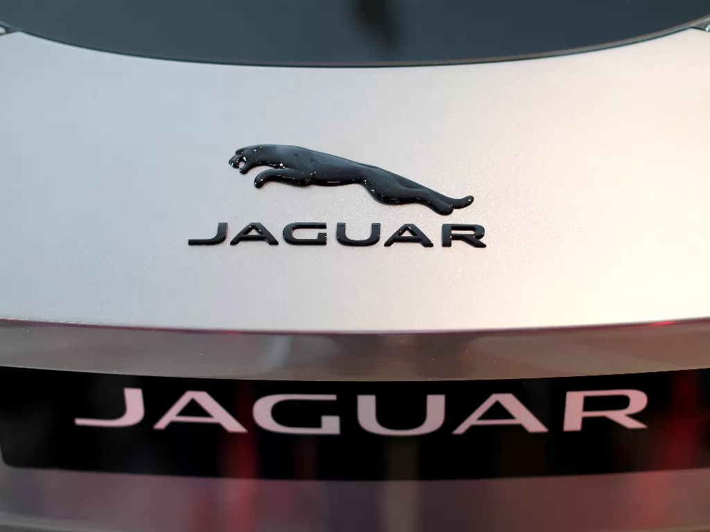Logo pabrikan mobil Jaguar. (photo/REUTERS/Michaela Rehle)