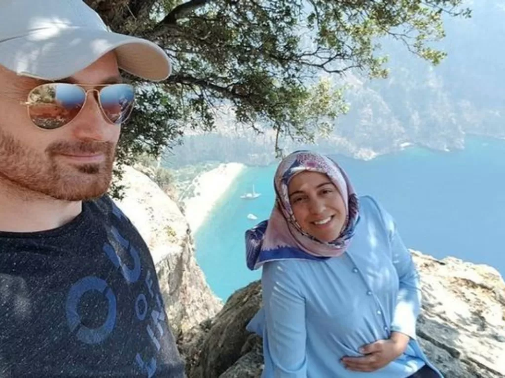 Hakan Aysal saat selfie dengan istrinya yang tengah hamil di atas tebing Butterfly Valley, Turki. (Foto/Newsflash)