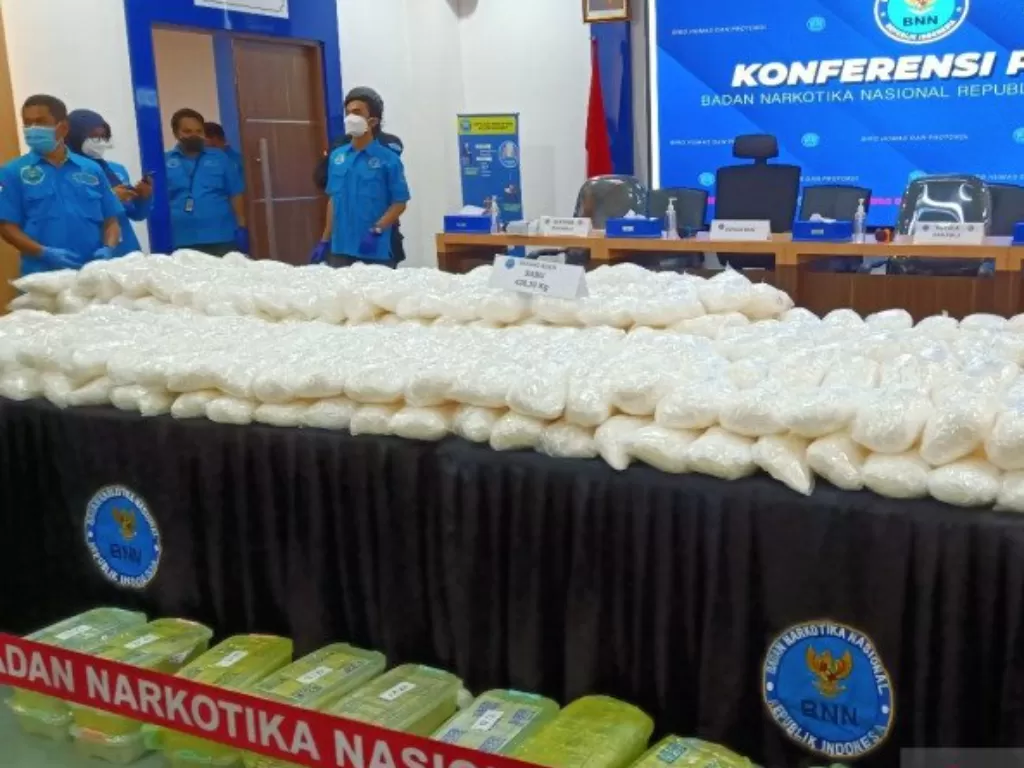 Barang bukti narkotika jenis sabu seberat 466,19 kg yang ditampilkan dalam jumpa pers di Kantor BNN RI, Cawang, Jakarta Timur, Rabu (17/2/2021). (ANTARA/Fathur Rochman)