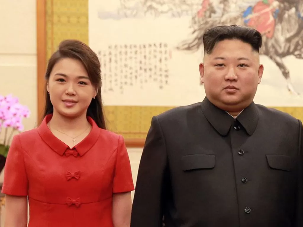 Pemimpin Korea Utara Kim Jong Un dan istrinya Ri Sol Ju (KCNA via REUTERS)