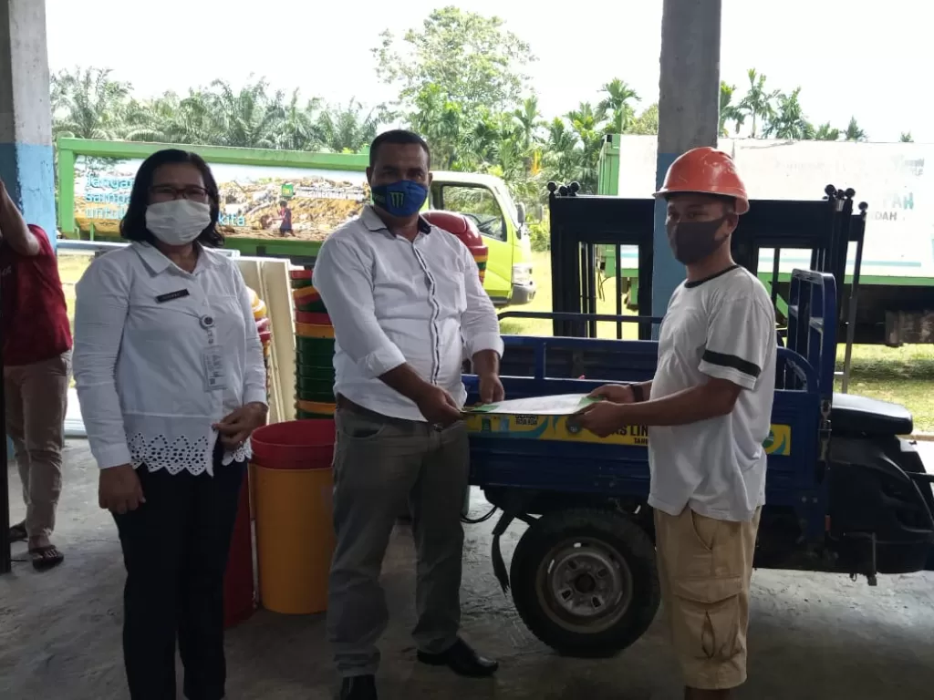 Direktur Sumatera Trash Bank Hanzalah Rangkuti yang menerima bantuan dari pihak Dinas Lingkungan Hidup Kabupaten Langkat (Istimewa)