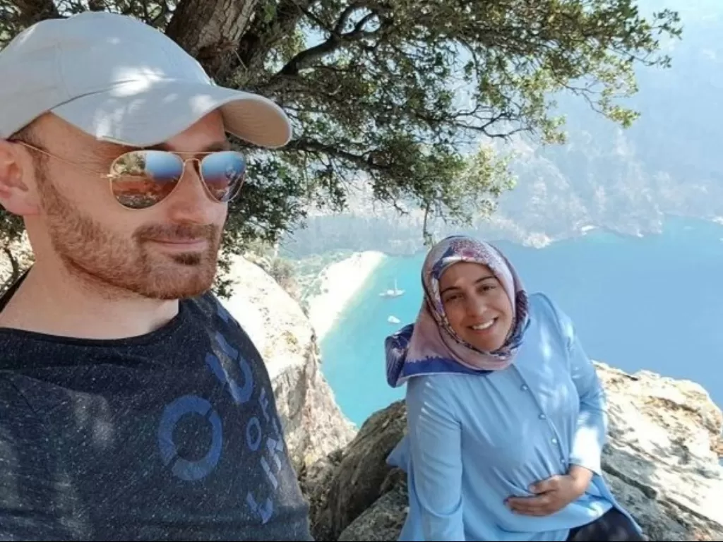 Foto selfie sebelum pria ini mendorong istrinya dari tebing (The Sun)