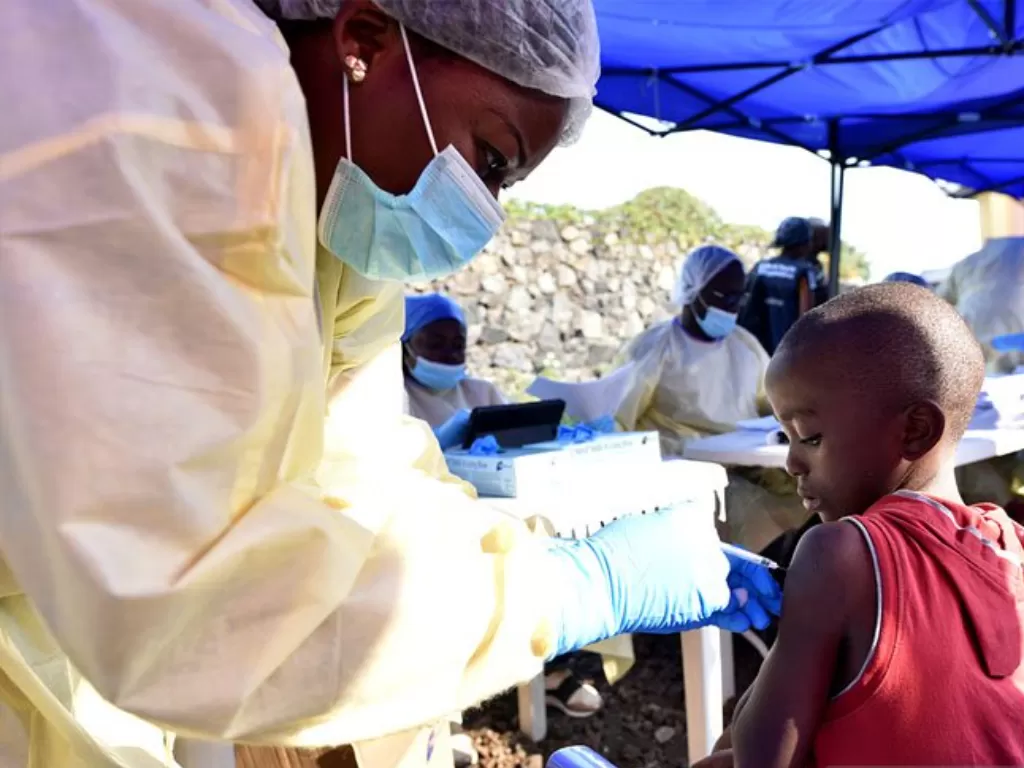 Seorang pekerja kesehatan Kongo memberikan vaksin ebola kepada seorang anak di Pusat Kesehatan Himbi di Goma, Republik Demokratik Kongo, (17/7/2019). (REUTERS/Olivia Acland)