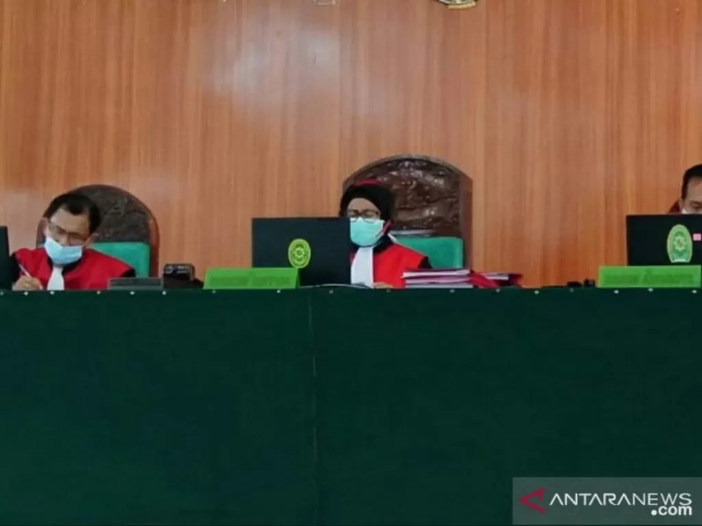  Majelis Hakim PN Palembang sedang membacakan vonis terhadap bandar narkoba Alamsyah. (ANTARA/Aziz Munajar)
