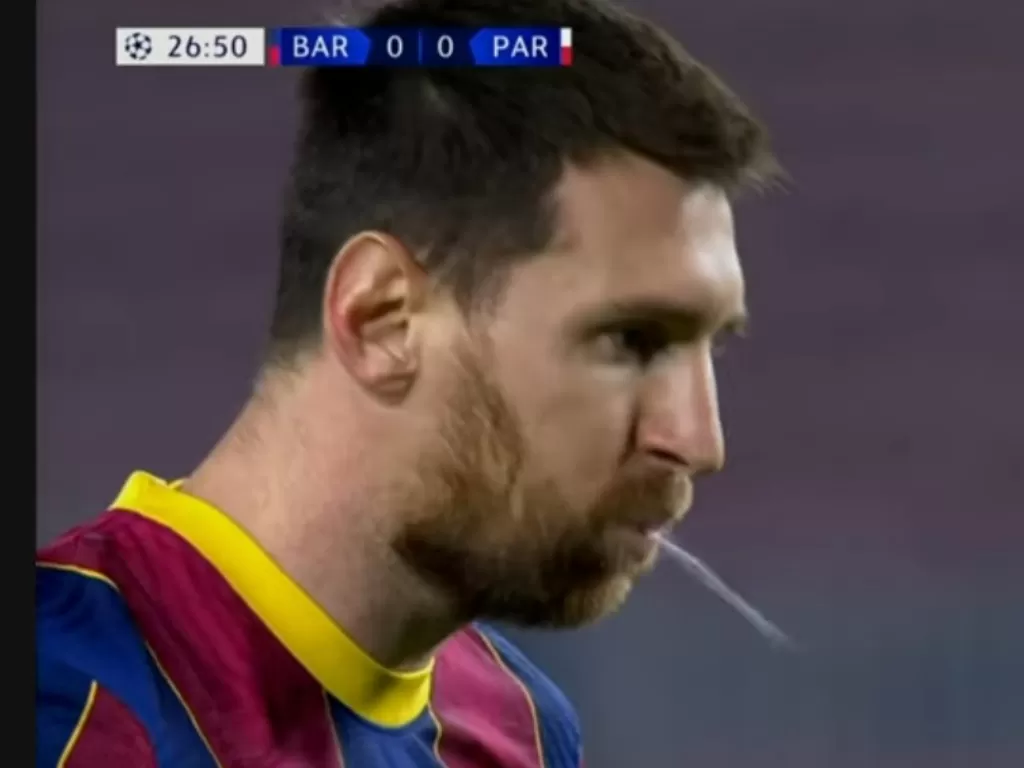 Lionel Messi buang ludah sebelum eksekusi penalti. (YouTube/Champions League on CBS Sports)