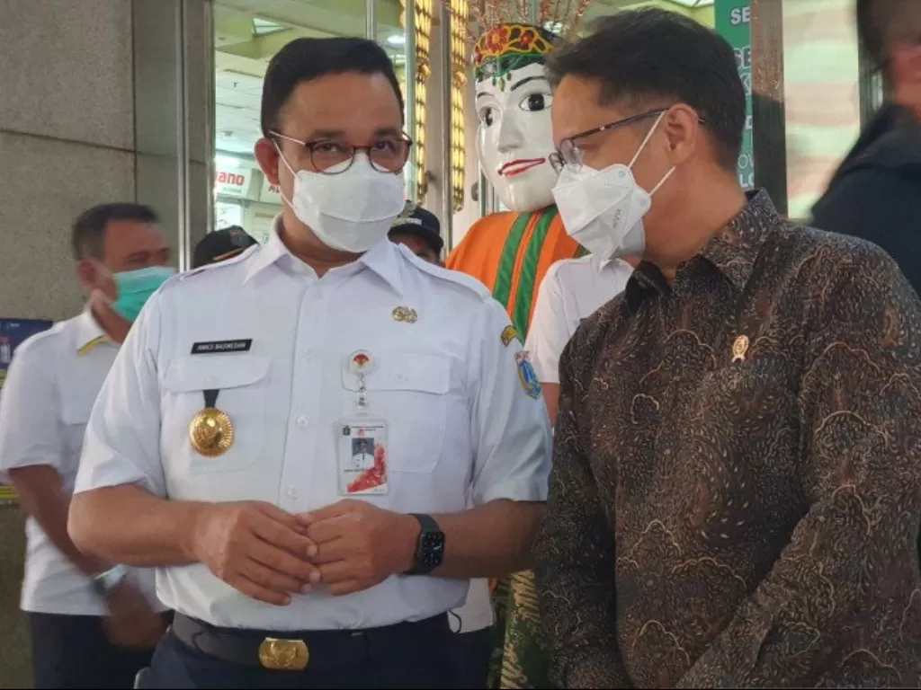 Gubernur DKI Jakarta Anies Baswedan bersama Menteri Kesehatan Budi Gunadi Sadikin di Blok A Pasar Tanah Abang. (ANTARA/Livia Kristianti) 