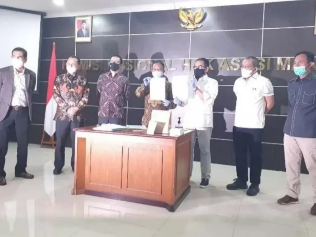 Ketua Tim PemanKomnas HAM menyerahkan barang bukti secara simbolis kasus tewasnya enam Laskar FPI kepada Bareskrim Polri di Kantor Komnas HAM, Jakarta, Selasa (16/2/2021). (ANTARA/ HO-Polri)