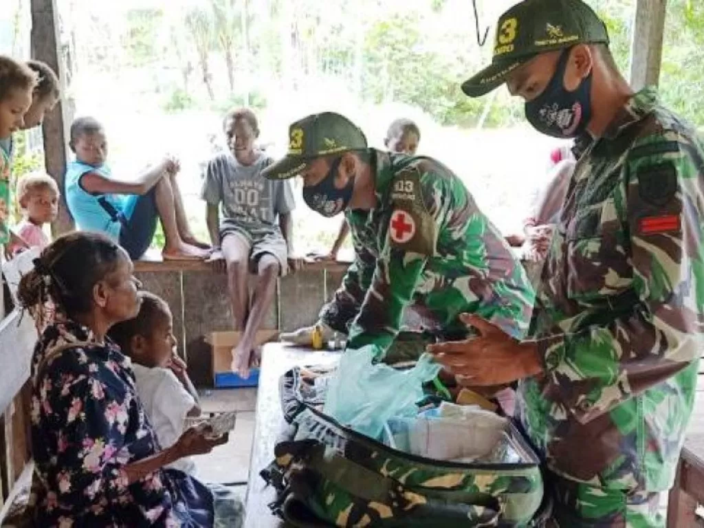  Personel Satgas Pamtas Yonif MR 413 MR Kostrad memberikan pengobatan kesehatan bagi warga kampung Sangke Kabupaten Keerom di perbatasan RI-PNG. (Dok. Pendam XVII/Cenderawasih)