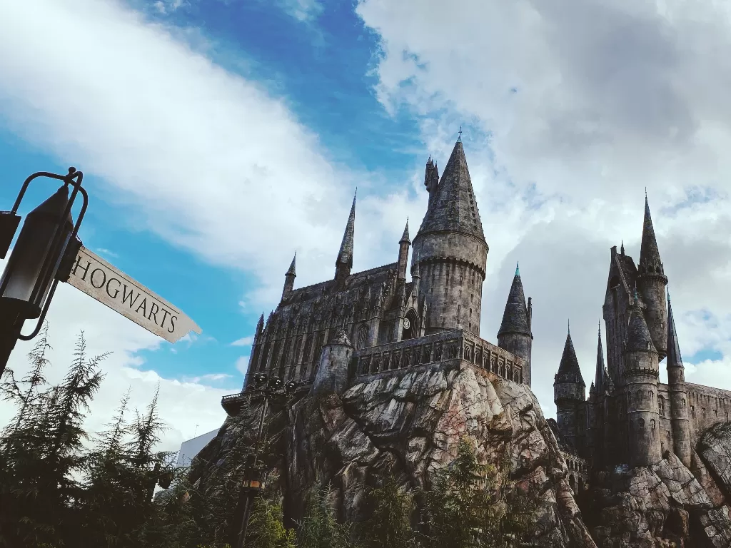 Hogwarts, sekolah sihir dalam cerita Harry Potter. (Unsplash/@jmeguilos)