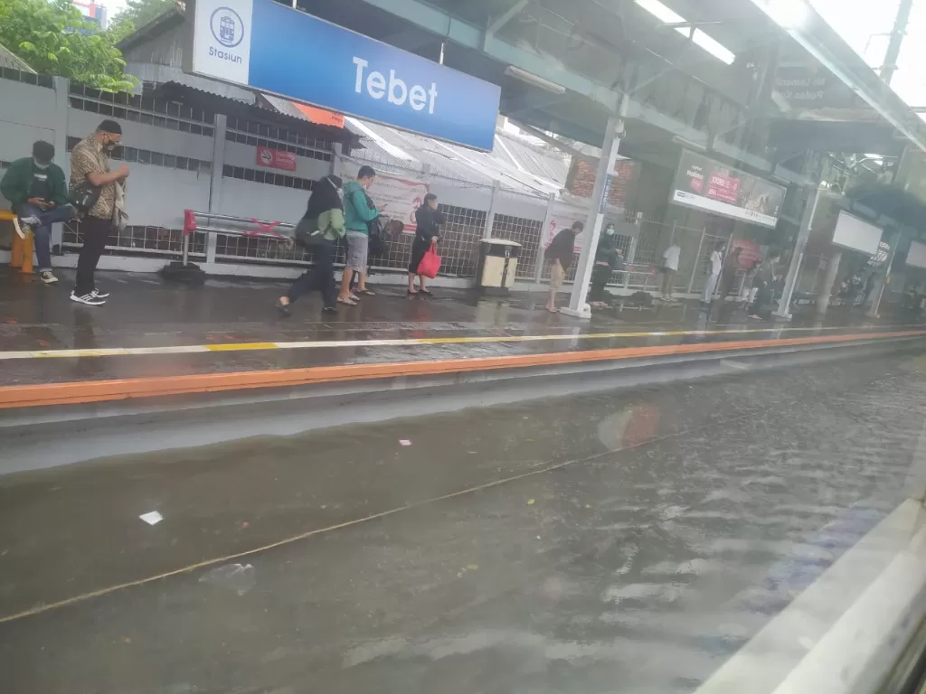 Jalur rel di Stasiun Tebet kena banjir. (Istimewa).