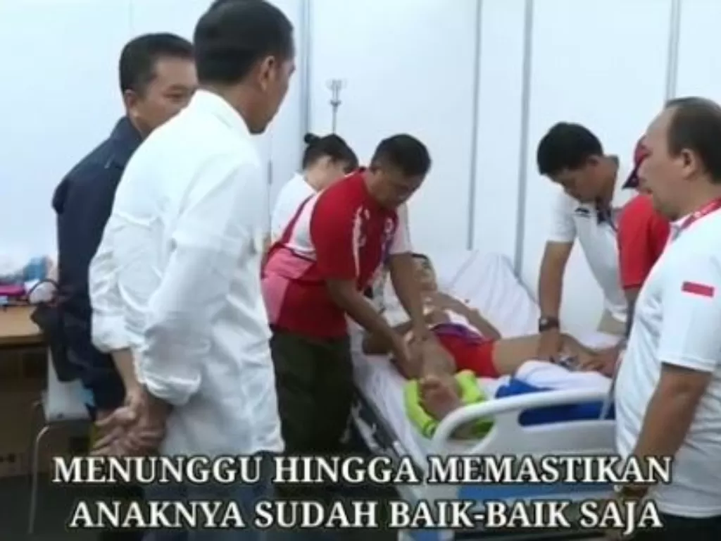 Presiden Jokowi tampak khawatir saat melihat kondisi Anthony Ginting yang cedera di laga final beregu putra Asian Games 2018 (Dok BPMI dan Tiktok/@kevinbadminton)