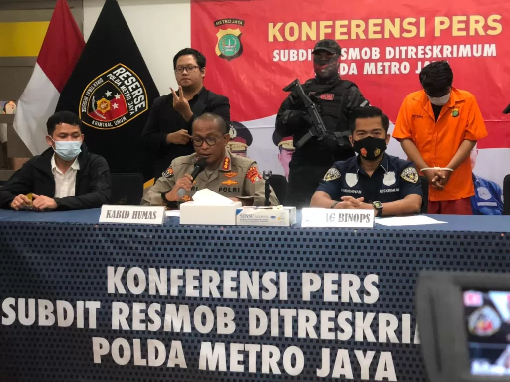 Konferensi pers kasus penipuan di dalam Polda Metro Jaya. (INDOZONE/Samsudhuha Wildansyah)