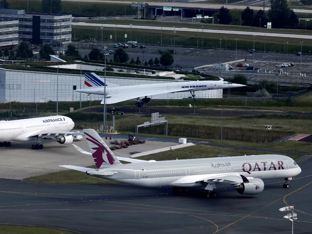 Pesawat Qatar Airways. (REUTERS/Charles Platiau)